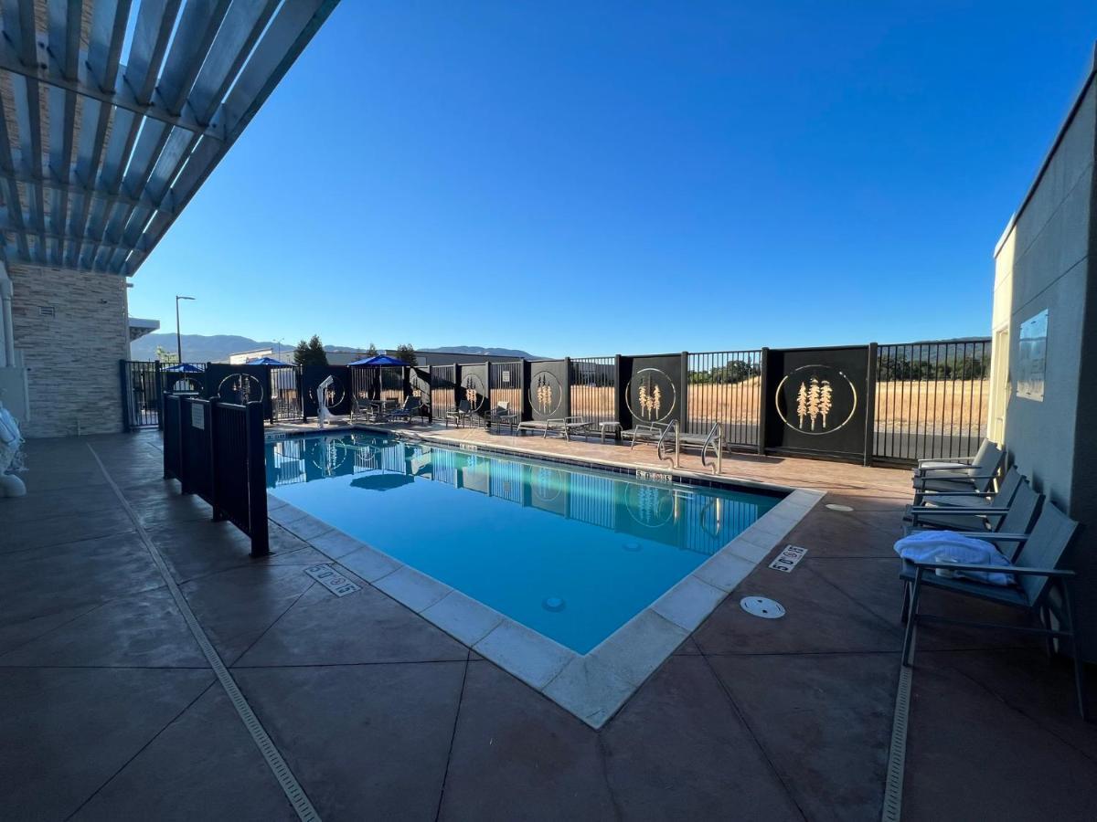 Holiday Inn Express & Suites - Ukiah By Ihg Bagian luar foto